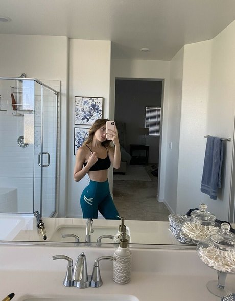 RyyFyy pornstar nude photo