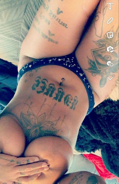 Alyssadoesntboost sexy actress picture