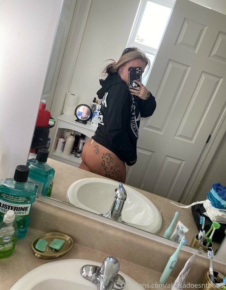 Alyssadoesntboost art actress pic