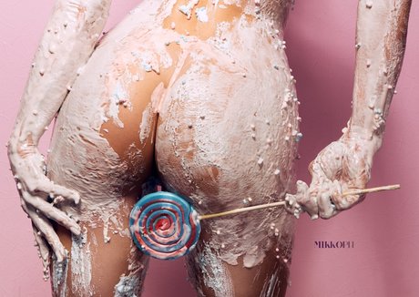 Moneypulator exclusive model pictures