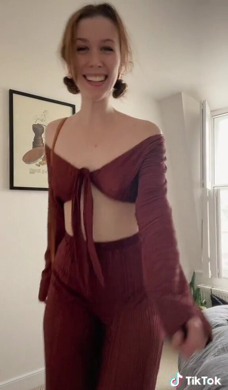 Seen Ellbats naked star gallery