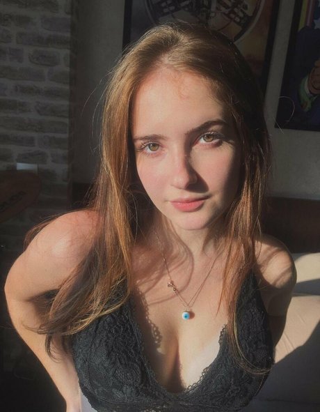 Camila Moroz naked model pic