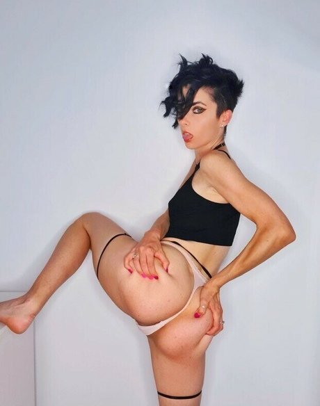 BellaSabini sexy model img