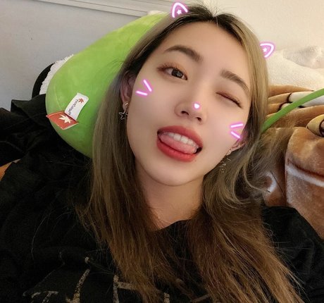 Yoojin free model photos