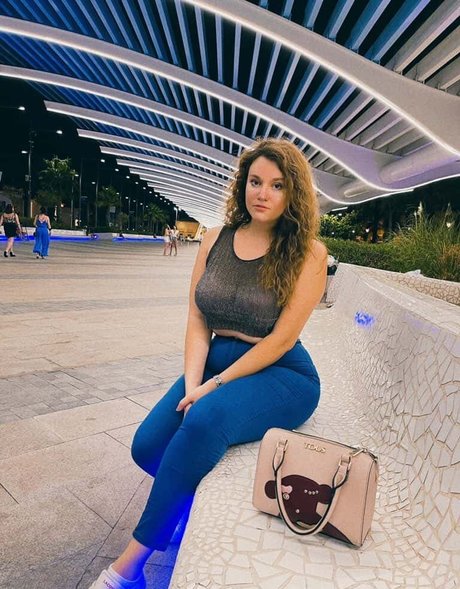 Carmen Curvy Quick model image