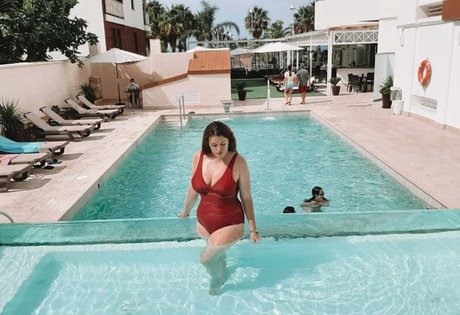 Carmen Curvy star free photos