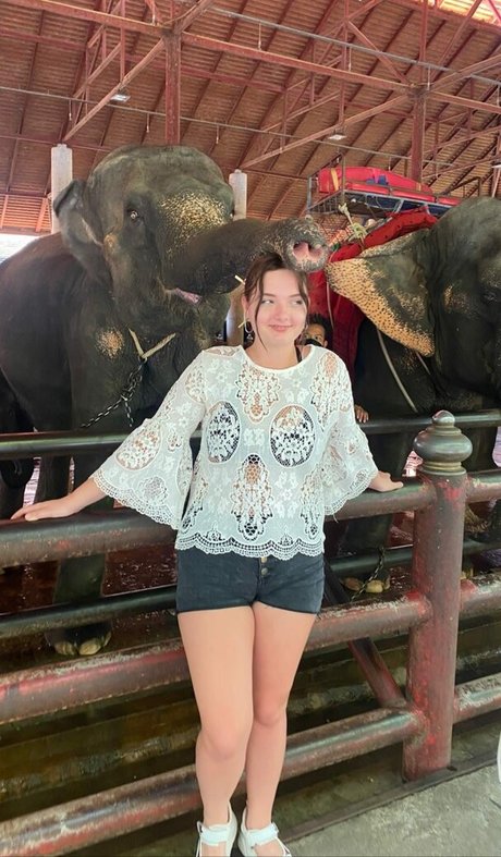 Caroline Moore pretty actress pics