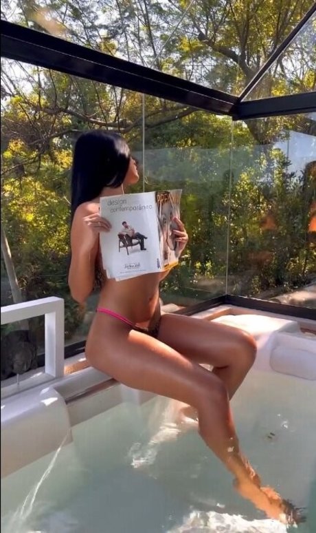 Victoria Medeiros model picture