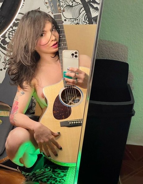 Laytar naked model pics