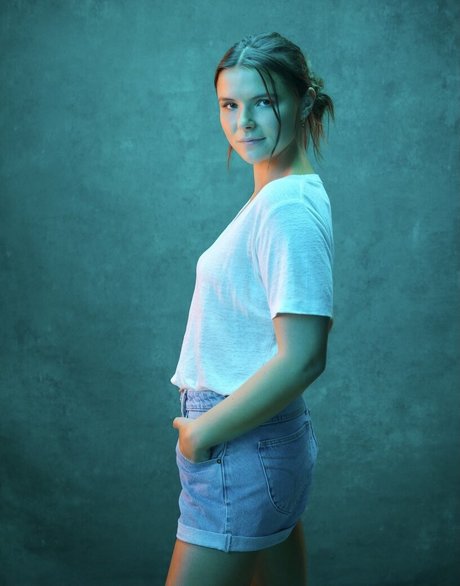 Phoebe Roberts nudes actress picture