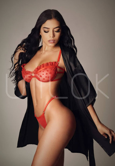 emilymatutt nude pornstar gallery