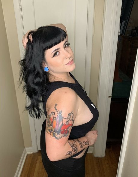 BettiesPaige model exclusive photos