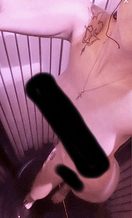 DezSomething star sexy picture