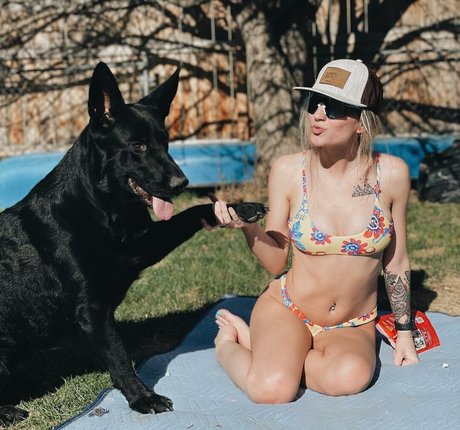 hailee justice model art galleries