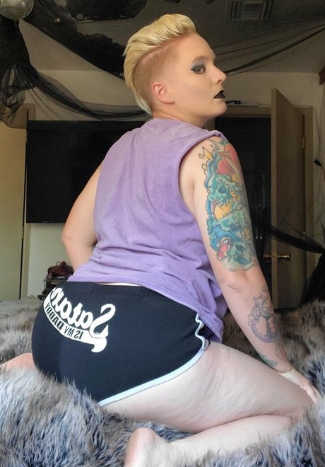 Skeletons twin model sexy img