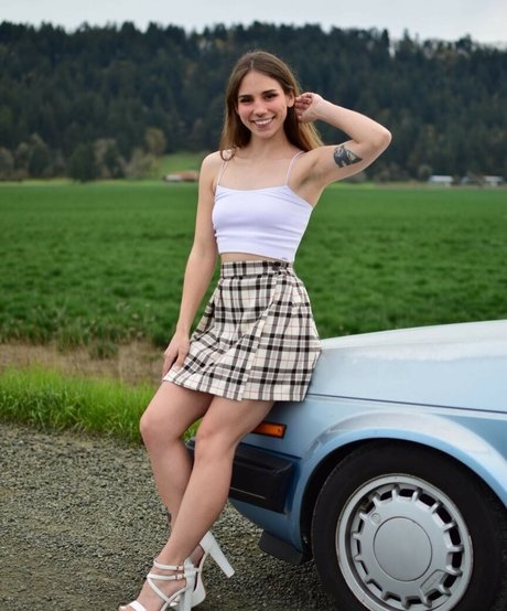 Petitebbpeach model sex photo