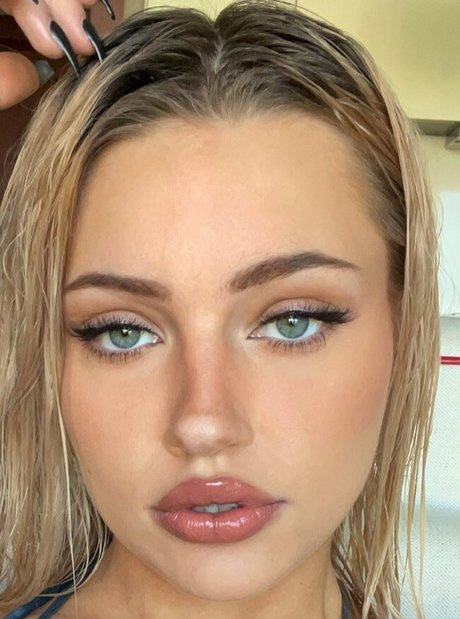 Willow Barbie pretty pornstar picture