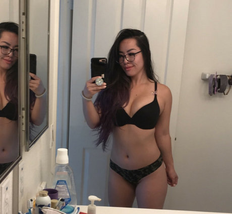 Yipnotiq sex model galleries