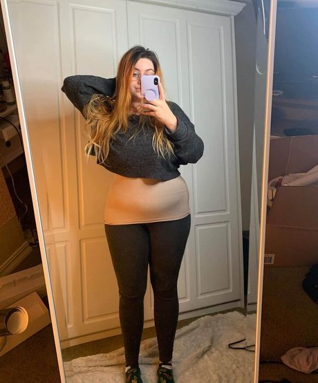 eileenexy erotic model pic