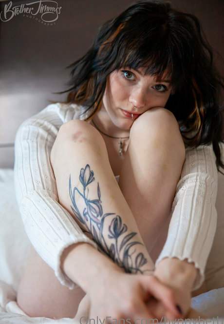 BvnnyBeth star sexy photo