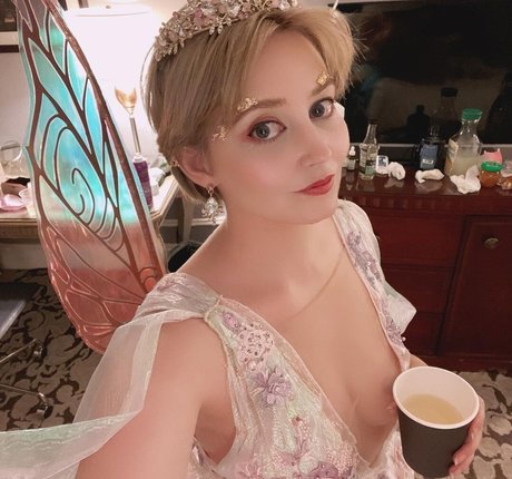 Avalon Zuercher beautiful model img