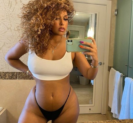 Aisha Thalia nude model image