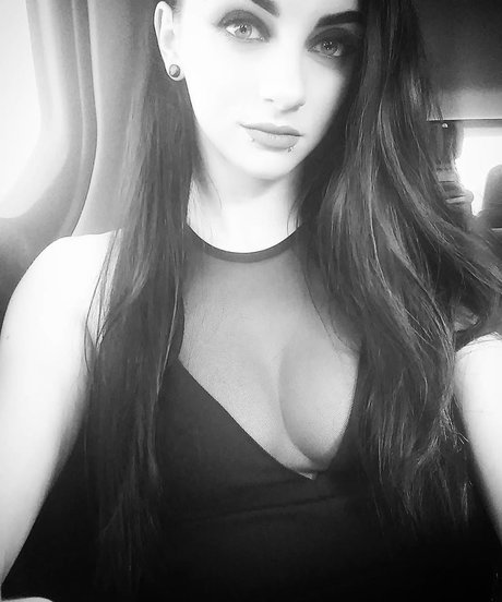 Gigi Dolin nudes model img