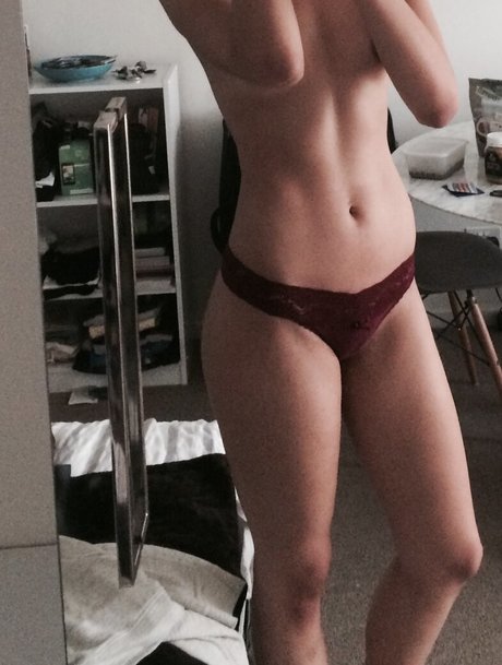 Britne Oldford hd actress img