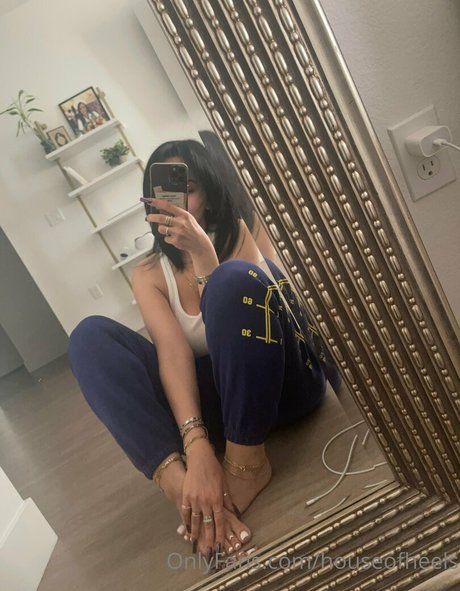 FeetByJo naked model photo