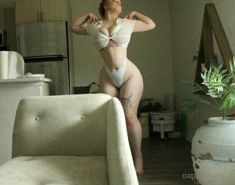 Oatmilkhunny model art photo