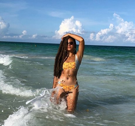 Rhyon Nicole Brown naked actress gallery