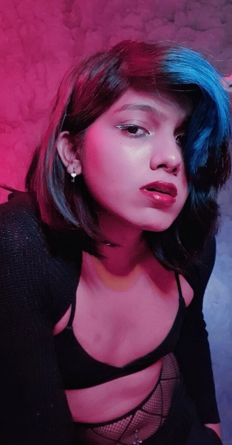 KwitTrap model sexy pics