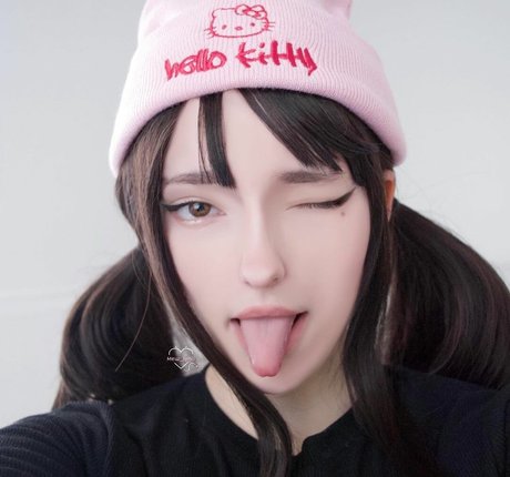 Mewlyni pretty model image