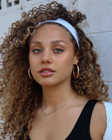 Ceira Mi Lunasa beautiful model img