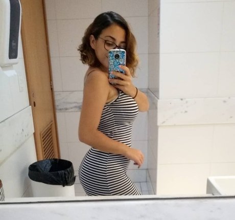 Karinny porn model image