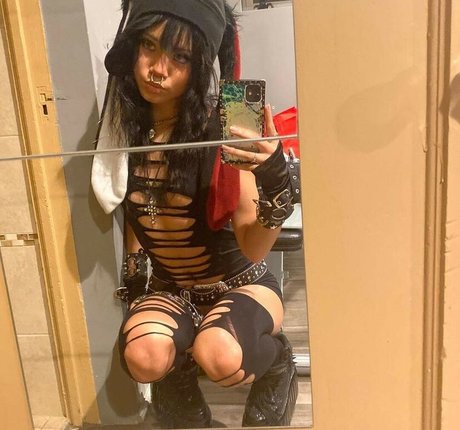 Saintsgoth nude model pics