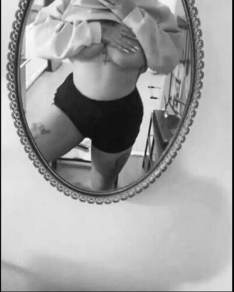 melonsandtatts sexy model img