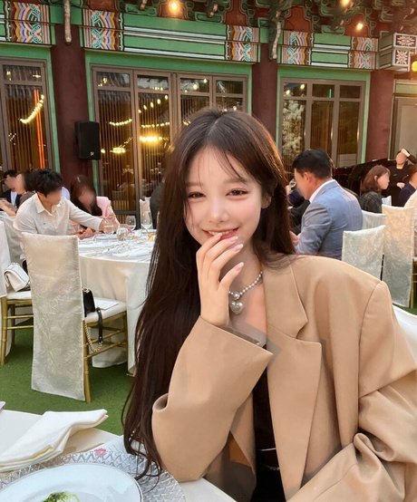 Uzaa model adult pics