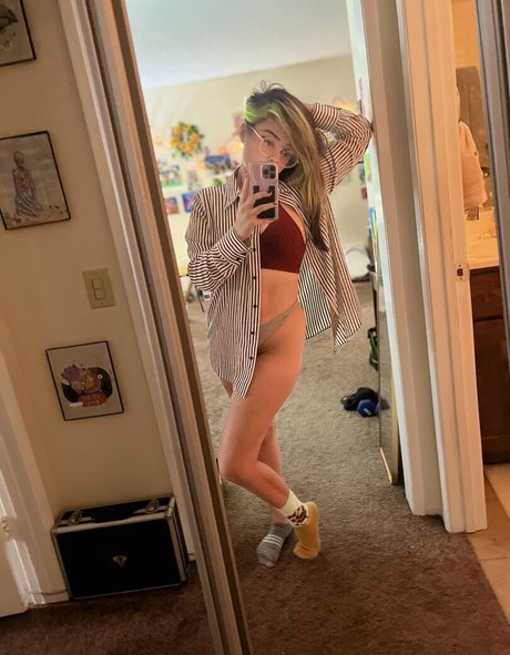 Yellowspoongirl erotic pornstar photo