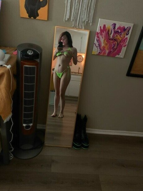 Yellowspoongirl model naked img