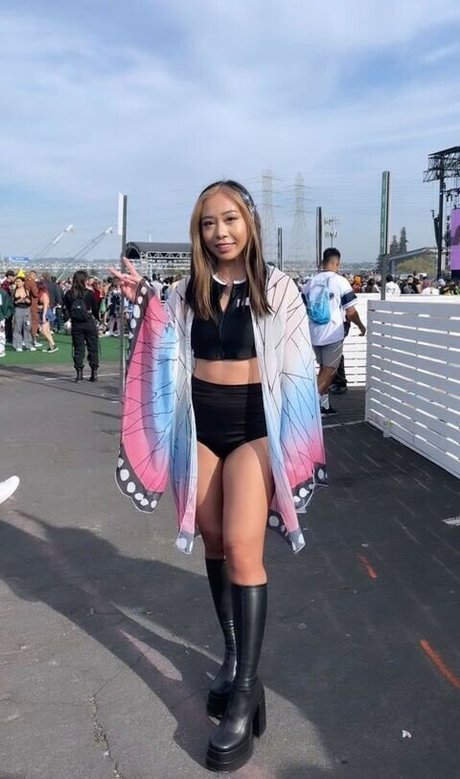 viavmber model naked photo