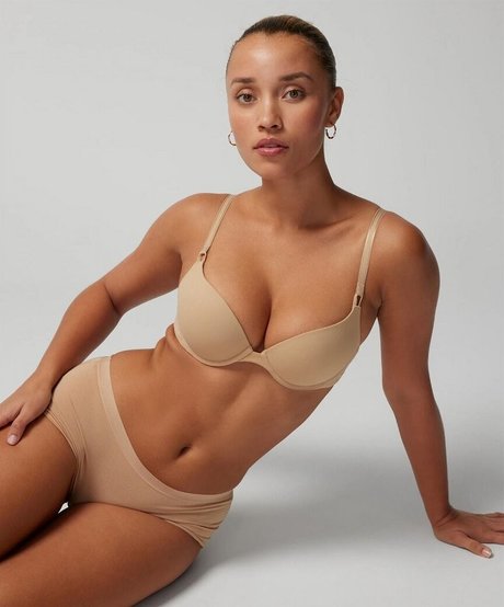 Elle Smith model best pic