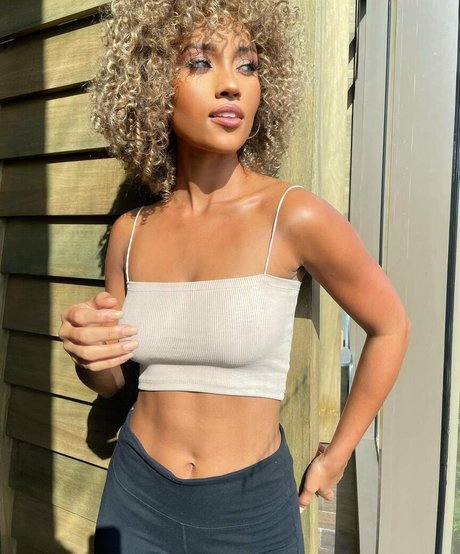 Elle Smith beautiful pornstar image