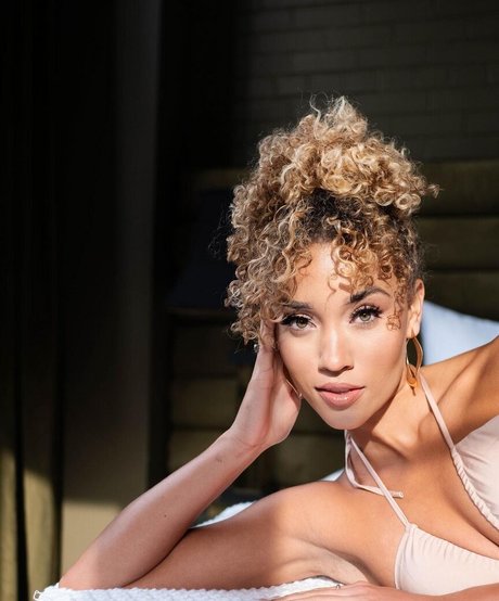 Elle Smith pornstar pics