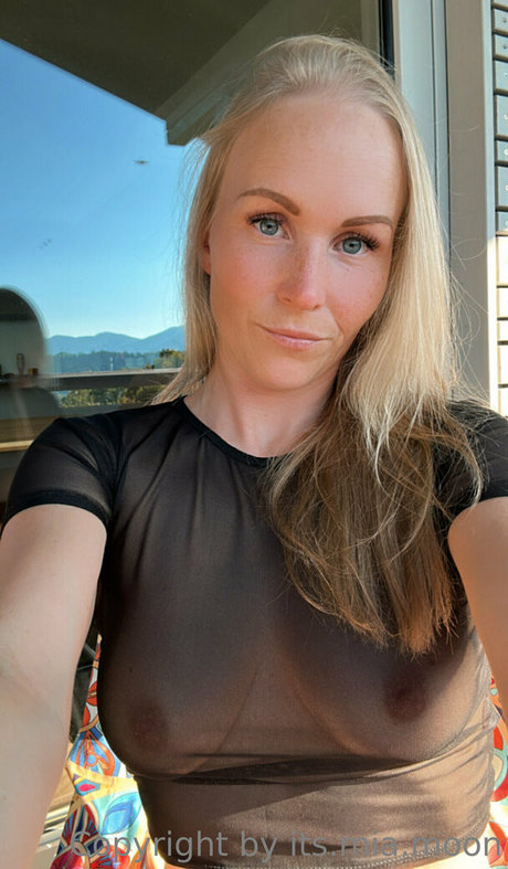 Mia Moon nice pornstar photos