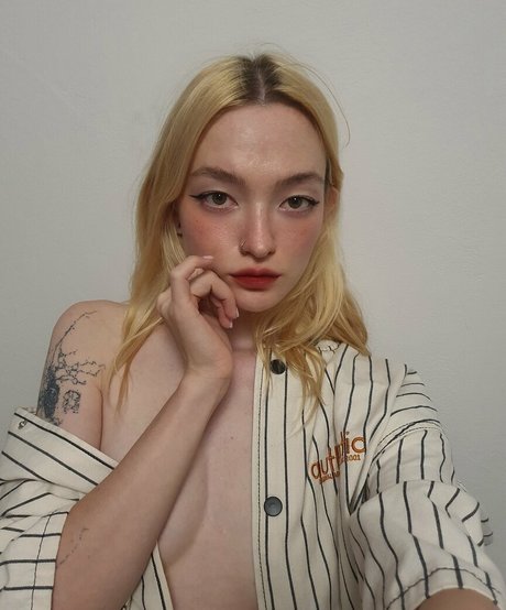 akchoriii pretty model image