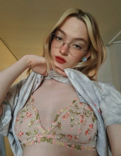 akchoriii pretty pornstar image