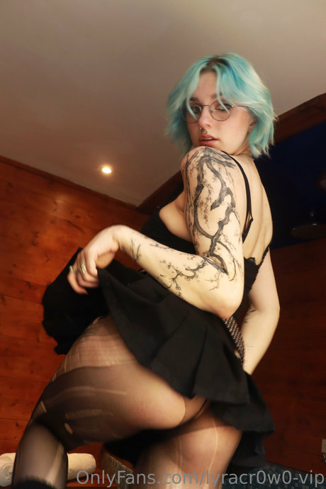 Lyra Crow hot model picture