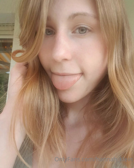 Hannah Klein model art photo