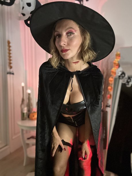 Mrs Kiss_ actress pics